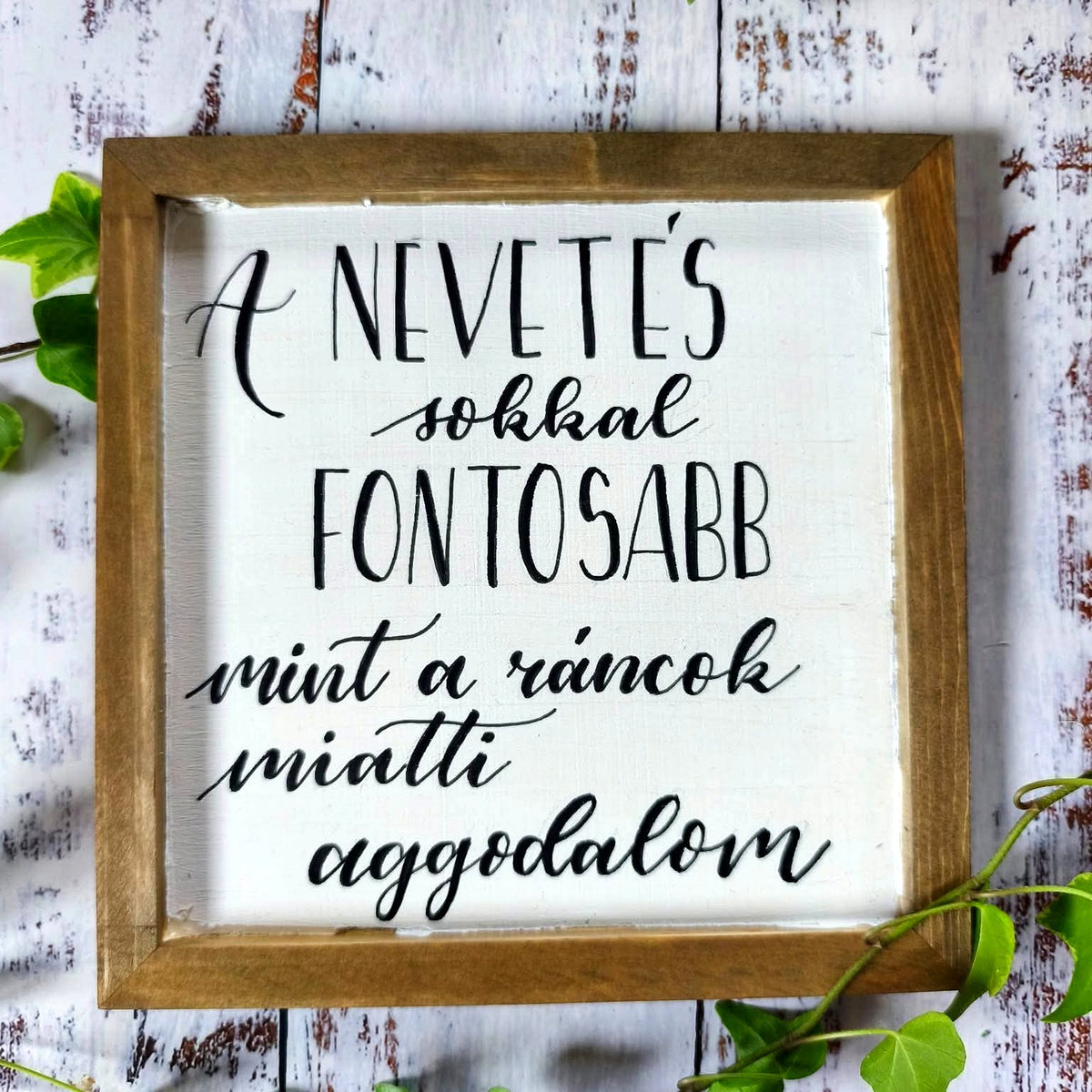 A nevetés sokkal fontosabb motivációs tábla, 20×20 cm, MonikArt