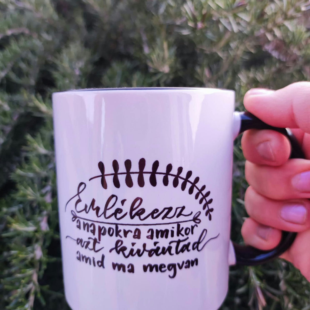Emlékezz a napokra, amikor azt kívántad motivációs bögre, fekete, MonikArt, kézben