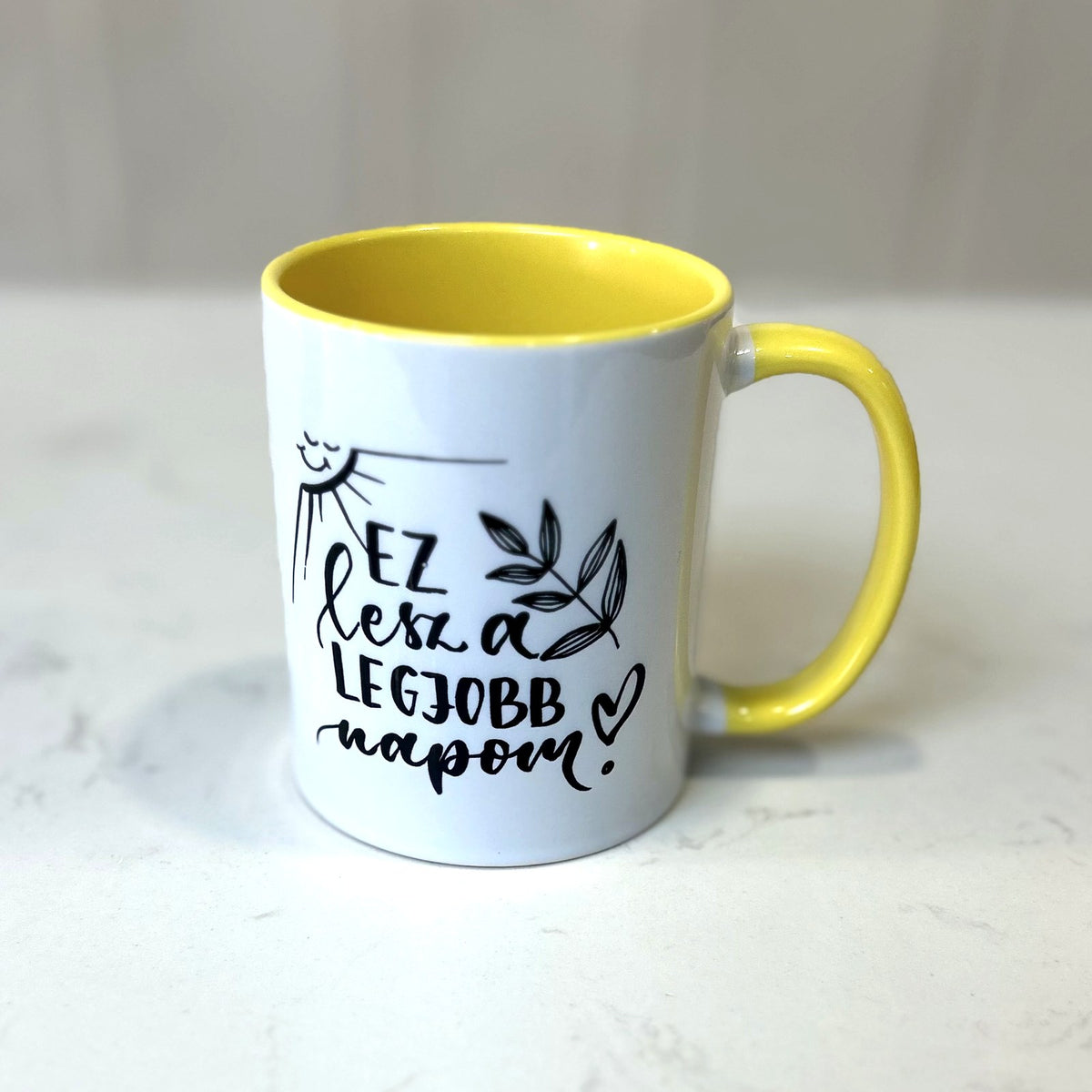 Ez lesz a legjobb napom! motivációs bögre, sárga, MonikArt