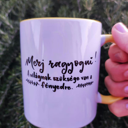 Merj ragyogni! motivációs bögre, sárga, MonikArt, kézben