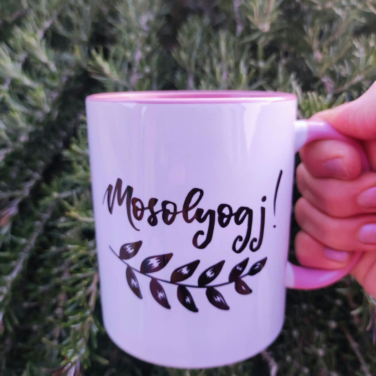 Mosolyogj! motivációs bögre, rózsaszín, MonikArt, kézben