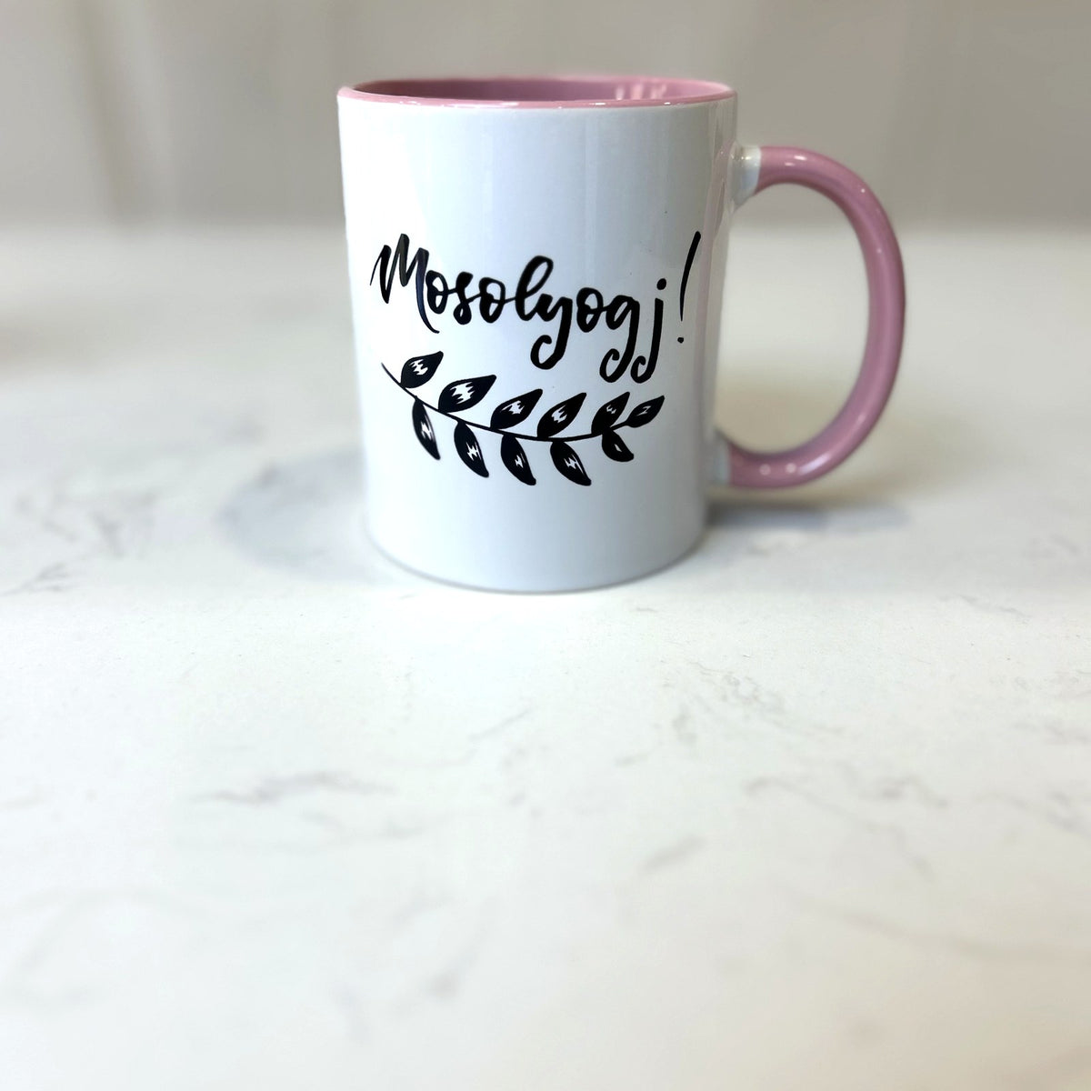 Mosolyogj! motivációs bögre, rózsaszín, MonikArt