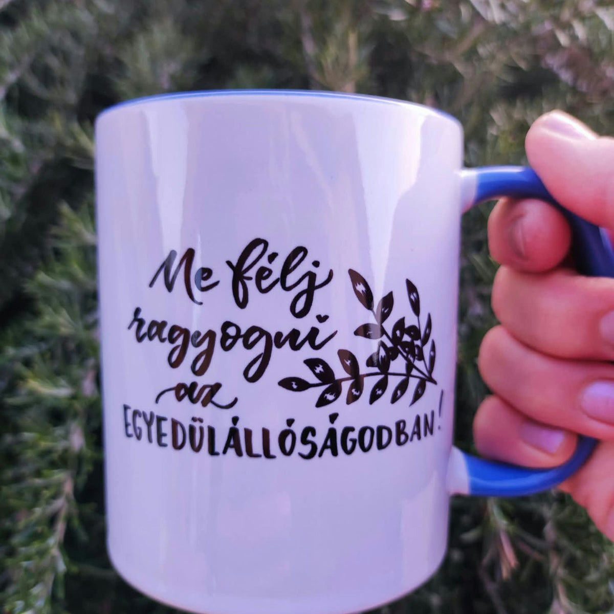 Ne félj ragyogni az egyedülállóságodban! motivációs bögre, kék, MonikArt, kézben