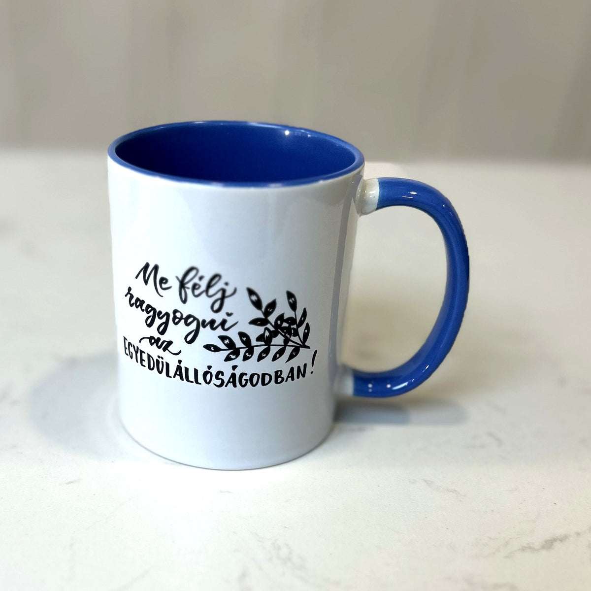 Ne félj ragyogni az egyedülállóságodban! motivációs bögre, kék, MonikArt