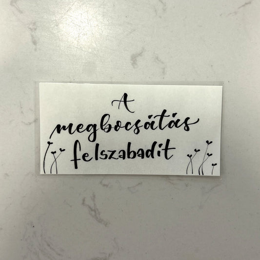 A megbocsátás felszabadít motivációs könyvjelző, virágmintás, MonikArt
