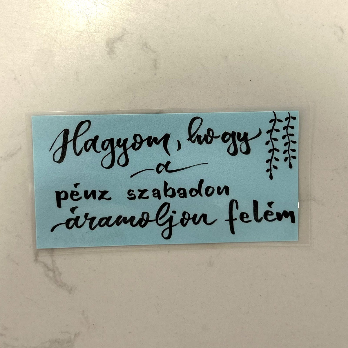 Hagyom, hogy a pénz szabadon áramoljon felém motivációs könyvjelző, MonikArt