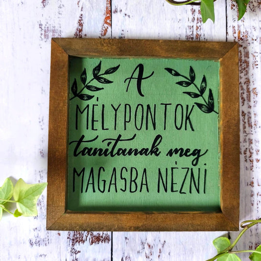 A mélypontok tanítanak meg magasba nézni motivációs tábla, 15×15 cm, MonikArt